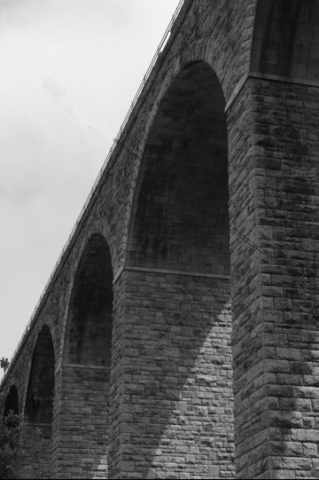 Image left shows the magnificent structure of the Angarrack Viaduct. Courtesy of Brianna Breeze