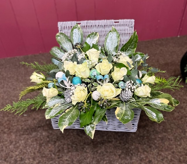 Flower arranging led by Lynne Christmas 2025 - photo 5