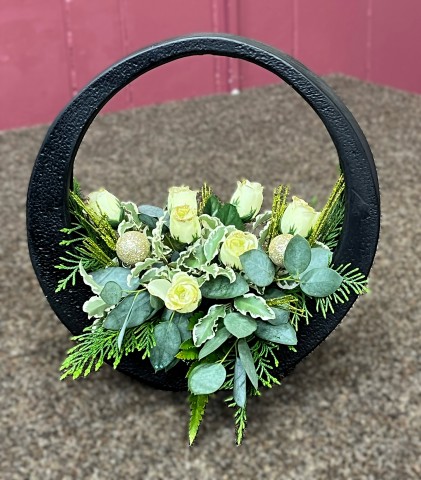 Flower arranging led by Lynne Christmas 2025 - photo 6